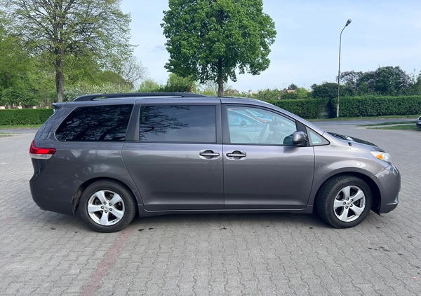 Toyota Sienna cena 68000 przebieg: 228000, rok produkcji 2014 z Oleśnica małe 137